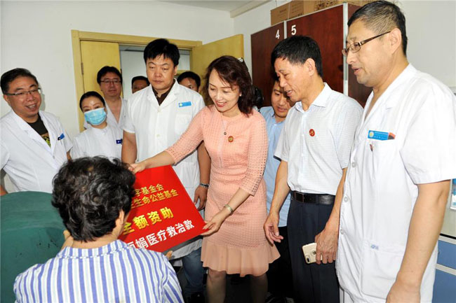 菲彩国际集团_新浪网: 为社会弱势群体送去医疗人文眷注